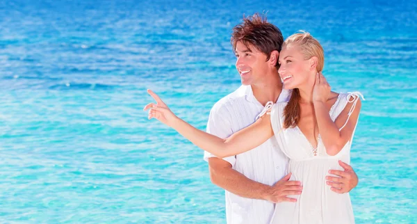 Pareja feliz disfrutando de playa —  Fotos de Stock