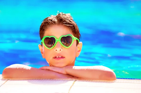 Rapaz bonito na piscina — Fotografia de Stock