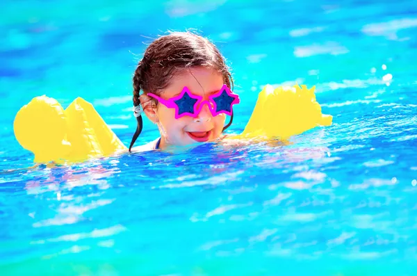 Carino piccolo bambino nuotare in piscina — Foto Stock