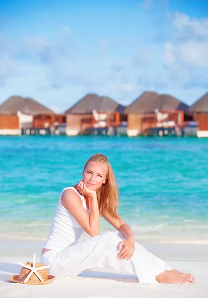 Mooie vrouw over luxe beach resort — Stockfoto