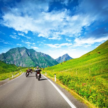 kırsal kesimde Dağları üzerinde motocyclists