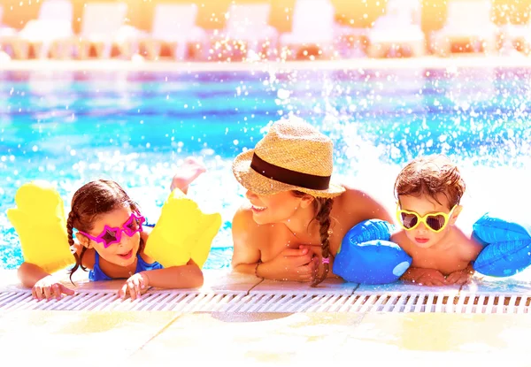 Lycklig familj i aquapark — Stockfoto
