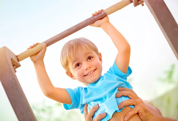 Ευτυχισμένο παιδί σε οριζόντιο δοκάρι — Φωτογραφία Αρχείου