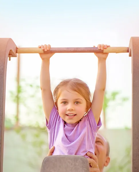 Joyeux enfant levant sur barre transversale — Photo