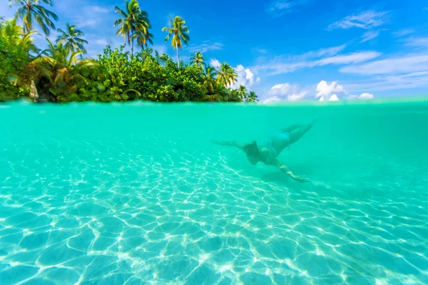 Vrouwelijke duiken in de buurt van exotische eiland — Stockfoto