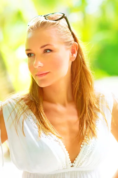 Beautiful woman on tropical resort — Stock Photo, Image