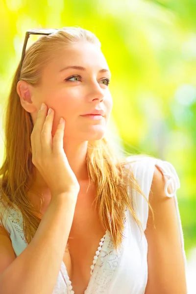 Beautiful girl on tropical resort — Stock Photo, Image