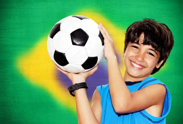 Netter Junge beim Fußballspielen — Stockfoto