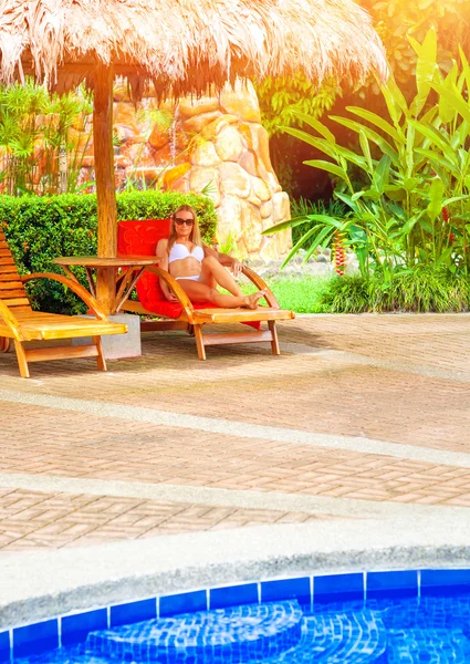 Mujer disfrutando de vacaciones de verano —  Fotos de Stock