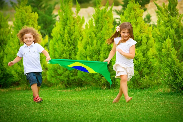 Criança feliz desfrutando de campeonato de futebol — Fotografia de Stock