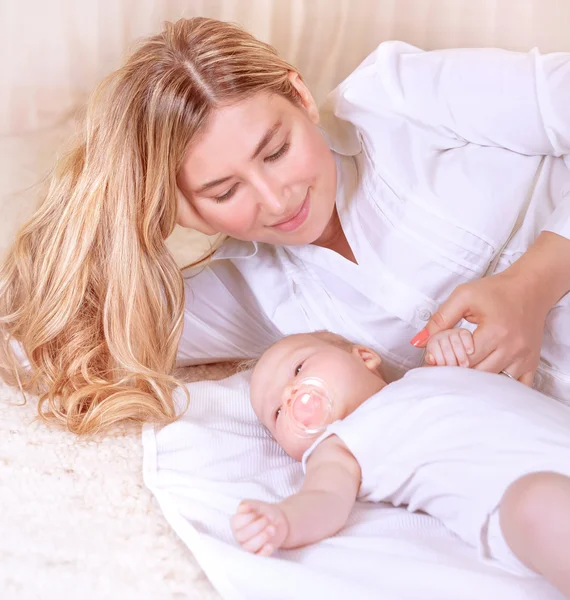 Gelukkig moeder met pasgeboren baby — Stockfoto