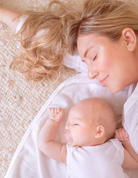 Newborn child sleeping with mom — Stock Photo, Image