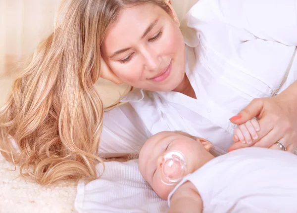 Glückliche junge Mutter mit Baby — Stockfoto