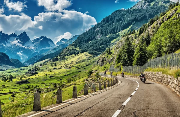 Grupp av bikers touring europeiska Alperna — Stockfoto