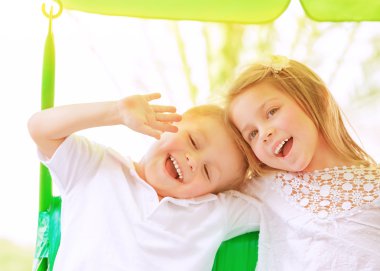 çok güzel çocuklar üzerinde salıncak 