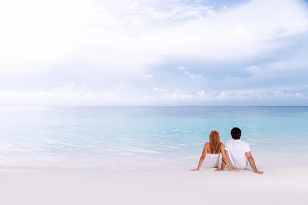 Data romântica na praia — Fotografia de Stock