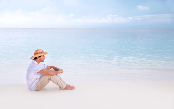 Uomo premuroso sulla spiaggia — Foto Stock