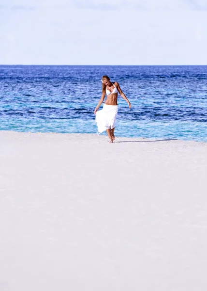 Sexy modelo caminando en la playa — Foto de Stock