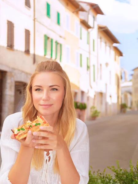 Vacker kvinna äta pizza — Stockfoto