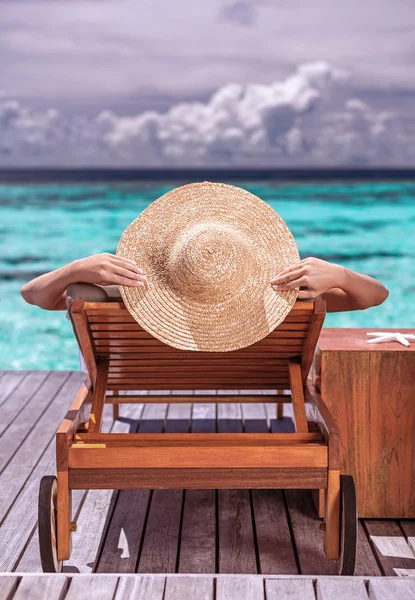 Mujer en resort de playa de lujo — Foto de Stock