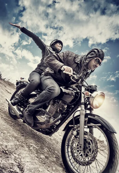 Casal ativo na motocicleta — Fotografia de Stock