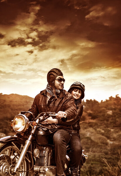 Счастливые мотоциклисты на закате
