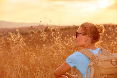 buğday alan günbatımında tadını çıkarıyor.