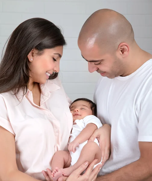 Des parents heureux avec un petit enfant — Photo