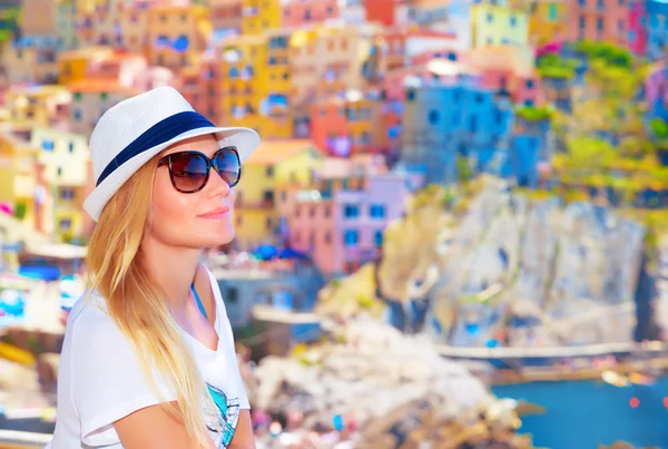 Traveler girl enjoying colorful cityscape — Stock Photo, Image