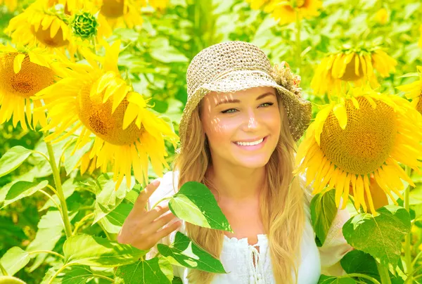 Leuk meisje in zonnebloem veld — Stockfoto