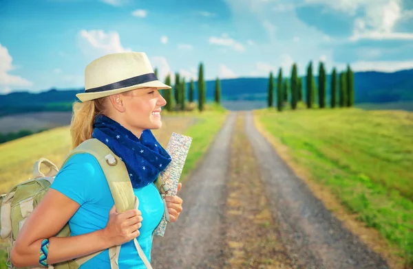 Söt kvinna vandring längs Europa — Stockfoto