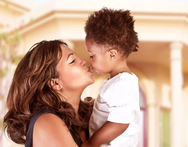 Glückliche Mutter mit süßem Sohn — Stockfoto