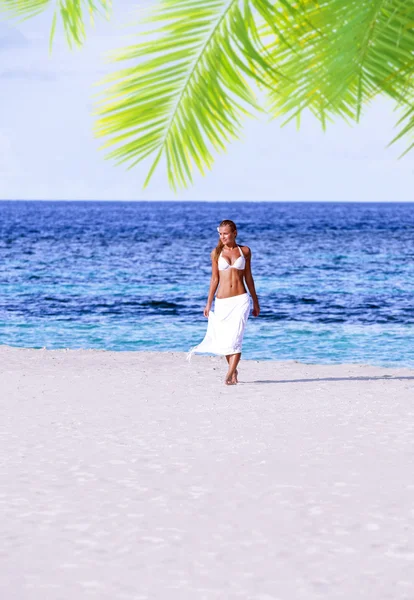 Hermosa modelo en la playa — Foto de Stock