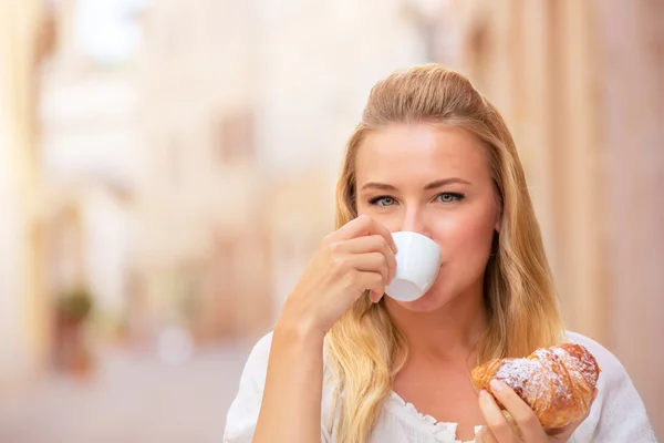 Buiten koffie drinken — Stockfoto