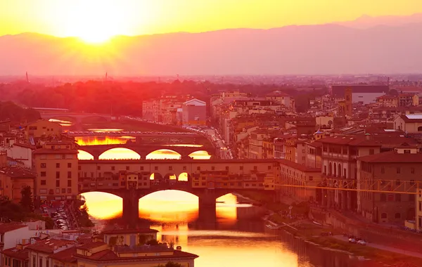 Ancien pont italien à la lumière du coucher du soleil — Photo