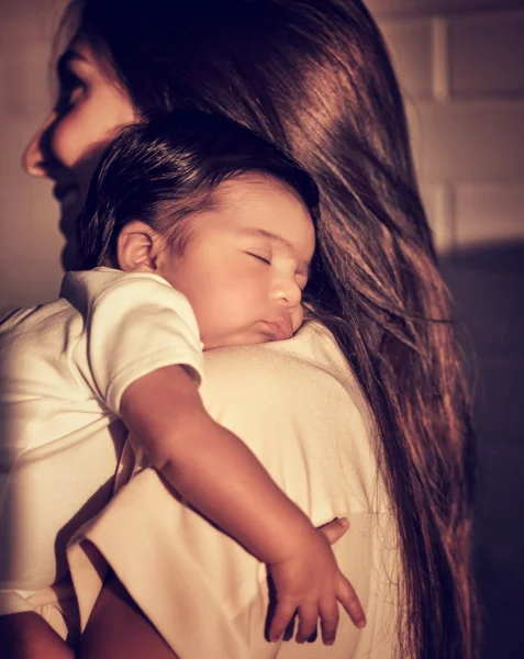 Matka dziecka podczas snu — Zdjęcie stockowe