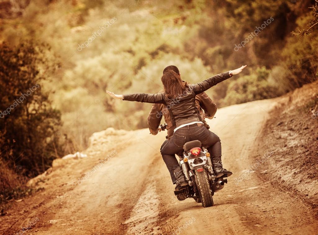 Pareja en moto fotos de stock, imágenes de Pareja en moto sin royalties |  Depositphotos