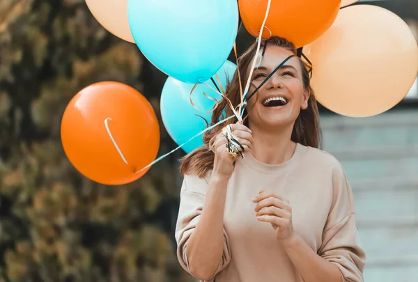 Mulher feliz com balões coloridos ao ar livre — Fotografia de Stock