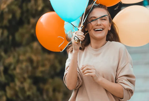 Födelsedag flicka med färgglada ballonger utomhus — Stockfoto