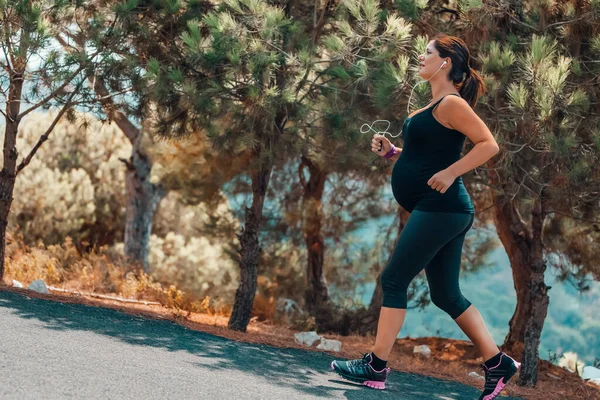 Беременная женщина, бегущая — стоковое фото