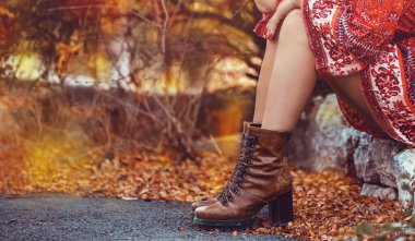 Sonbahar parkında yürüyorum