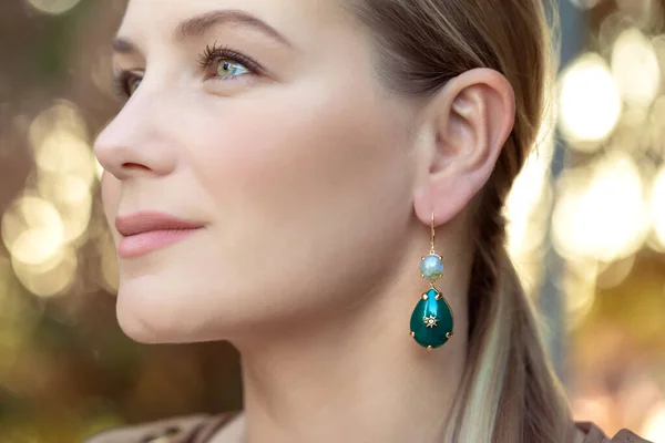 Beautiful Woman Wearing Gorgeous Earring — Stock Photo, Image