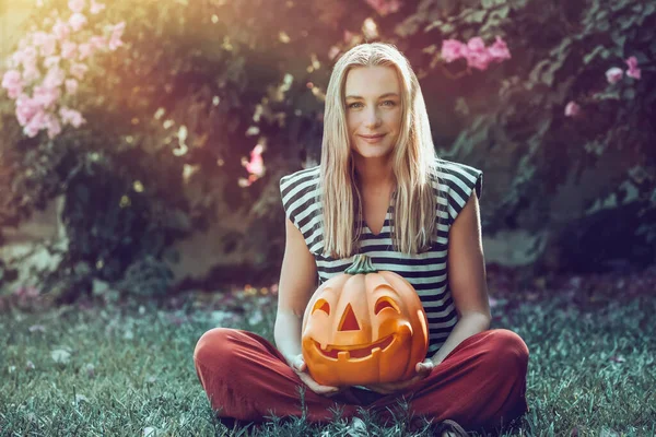 Kvinna firar Halloween helgdagar — Stockfoto