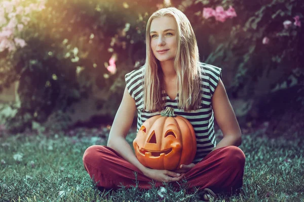 Hübsches Mädchen feiert Halloween-Urlaub — Stockfoto