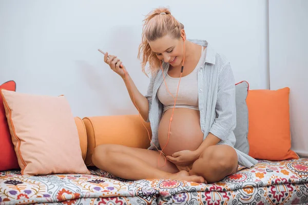 Pregnant Woman Listens Music — Stock Photo, Image