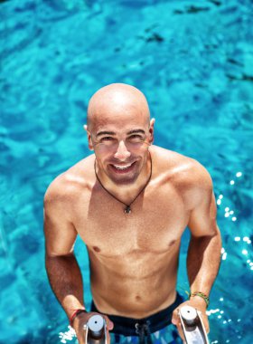 Sportive yakışıklı adam