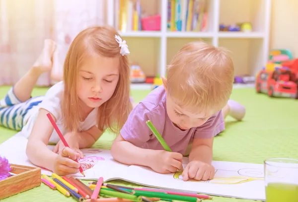 Happy baby boy & girl enjoying homework — Stock Photo, Image