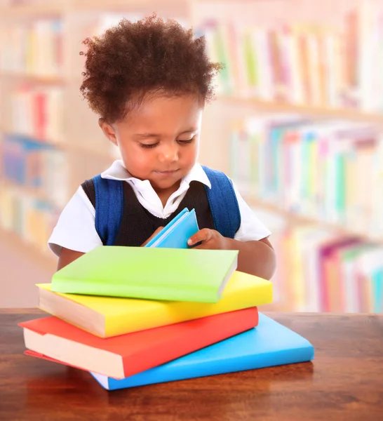 Liten smart förskolebarn — Stockfoto