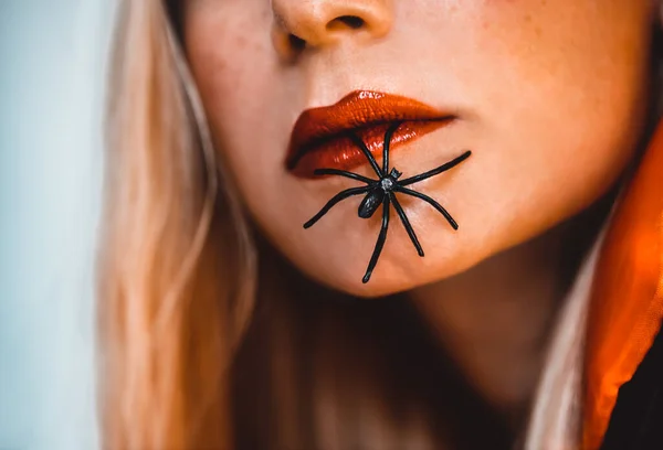 Modeporträt zu Halloween — Stockfoto