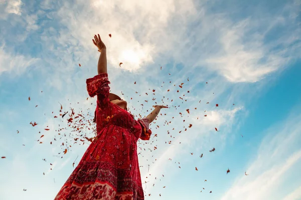 Mutlu bir kadın açık havada — Stok fotoğraf